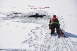 Cvičenie hasičov záchrany topiaceho zo zamrznutej vodnej plochy