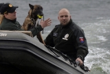 Policajti so svojimi psami trénujú vyhľadávanie mŕtvolných pachov