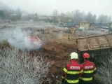 Ťažká hasičská technika pomáha pri odstraňovaní vykoľajených vagónov v Krompachoch