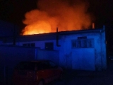 Rozsiahly požiar haly v Bánovciach nad Bebravou