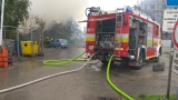 Pri požiari opustenej budovy v Bratislave zasahuje veľké množstvo hasičov