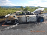 Auto pri nehode zhorelo do tla