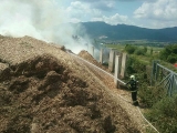 Desiatky hasičov zasahovali pri požiari traktora a pilín v okrese Prievidza