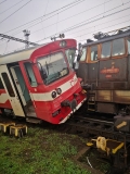Pri zrážke osobného vlaku s lokomotívou sa zranili 2 osoby