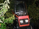 Požiar traktora v ovocnom sade