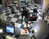 Polícia pátra po lupičoch z čerpacej stanice