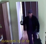 V bytovom dome v Galante nasnímali zlodeja kamery - VIDEO