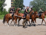 Policajti nacvičovali útok fanúšikov na kone