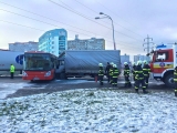 Zrážka autobusu s nákladným vozidlom v Bratislave