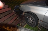 Vodič pod vplyvom alkoholu narazil do oplotenia rodinného domu