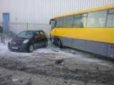 Pri dopravnej nehode dvoch vozidiel s autobusom sa zranilo 9 osôb