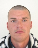 Polícia pátra po obvinenom mužovi 