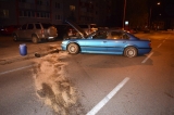 Vodič na BMW zničil zariadenia pri ceste