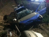 Osobné auto zostalo po dopravnej nehode v priekope
