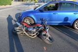 Polícia hľadá svedkov nehody  motocyklu a osobného vozidla v Zavare