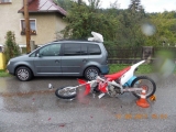 Motorkár náraz do odstaveného auta neprežil
