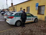 Muža nad koľajnicami zachytili policajti