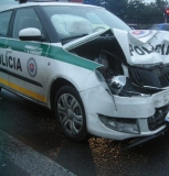 Polícia žiada o pomoc svedkov dopravnej nehody - zrážky policajného a osobného vozidla