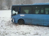 Autobus skončil po nehode s nákladným autom mimo cesty