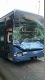 Pri dopravnej nehode nákladného vozidla a autobusu sa zranili 2 osoby