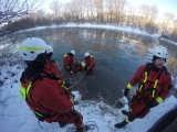 Zimný povodňový výcvik hasičov v mrazivom počasí