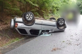 Mladý vodič dostal šmyk a auto skončilo na streche, našťastie bez vážnych zranení