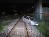 Vodič pod vplyvom alkoholu skončil na železničnej trati