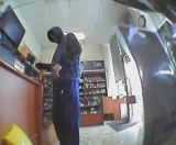 Polícia pátra po páchateľovi lúpeže v Seredi - VIDEO prepadu