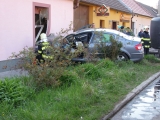 Auto narazilo do rodinného domu v Senici