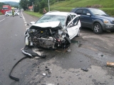Pri dopravnej nehode 3 vozidiel jeden vodič zomrel a vodička ďalšieho auta je ťažko zranená