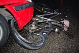 Zozadu narazil do cyklistky