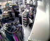 Tri zlodejky vykrádajú H&M v Banskej Bystrici, pomôžte nám ich vypátrať