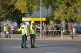 Svetelnú križovatku práve riadia vojenskí policajti