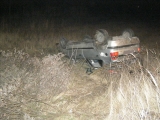 Osobné auto skončilo prevrátené v priekope