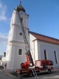 Vietor odtrhol časť zo strechy kostola v obci Vrbovce